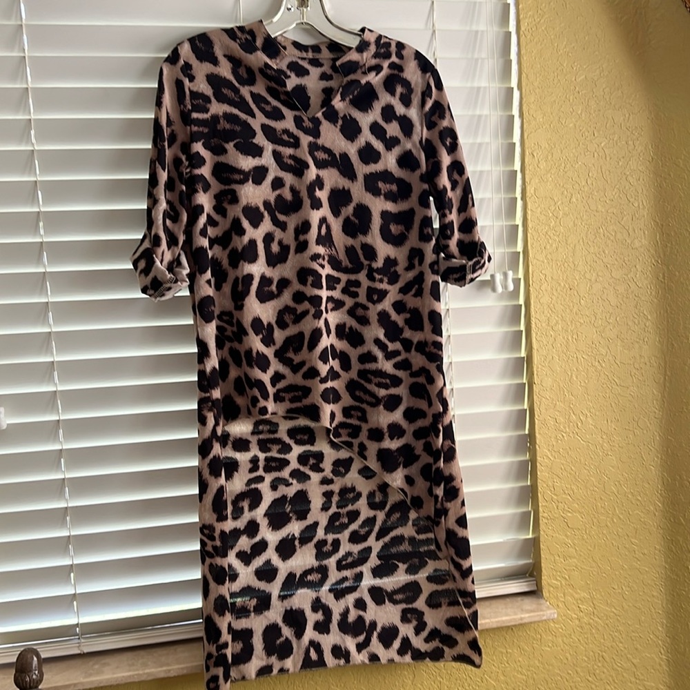 Leopardo print long uneven hem blouse. Short ok long sleeve. Barely worn. Clean